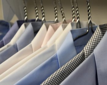 Ktoré pánske oblečenie a doplnky by muži mali mať v šatníkoch?
